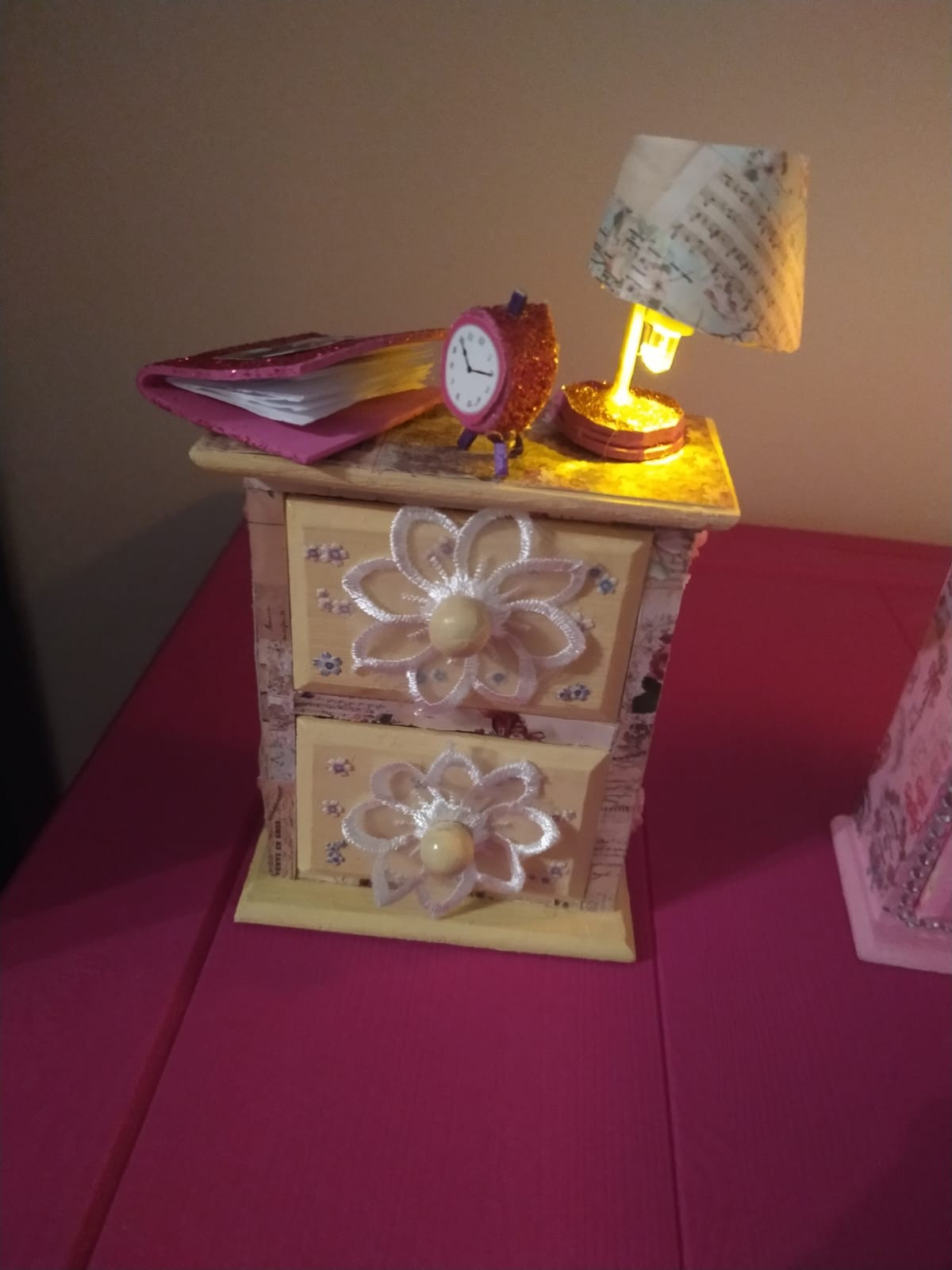 Mueblecito amarillo - Imagen 4
