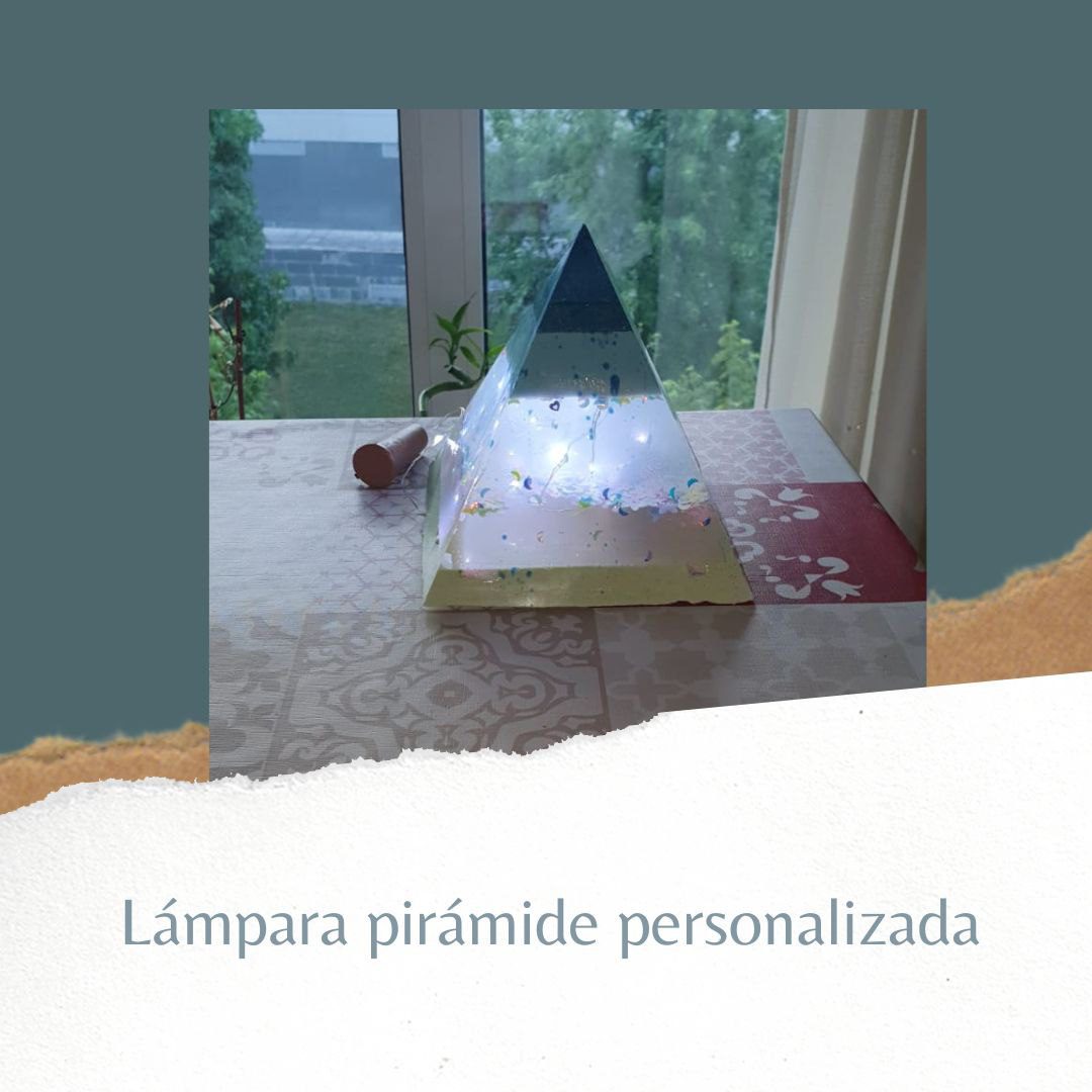 Lámpara en forma de pirámide