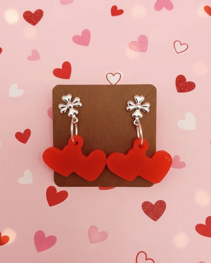 Pendientes artesanales de San Valentín con diseño de corazones